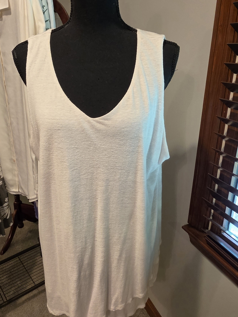 J. Jill WHITE V-Neck Sleeveless Tank With Hem detail